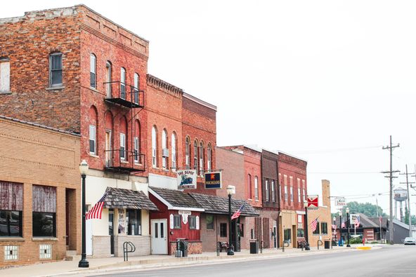 The Bear's Den: 47 S East Ave, Amboy, IL 61310